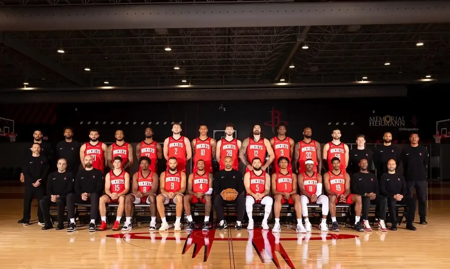 包含国际篮球明星异国集结，场面热闹非凡的词条